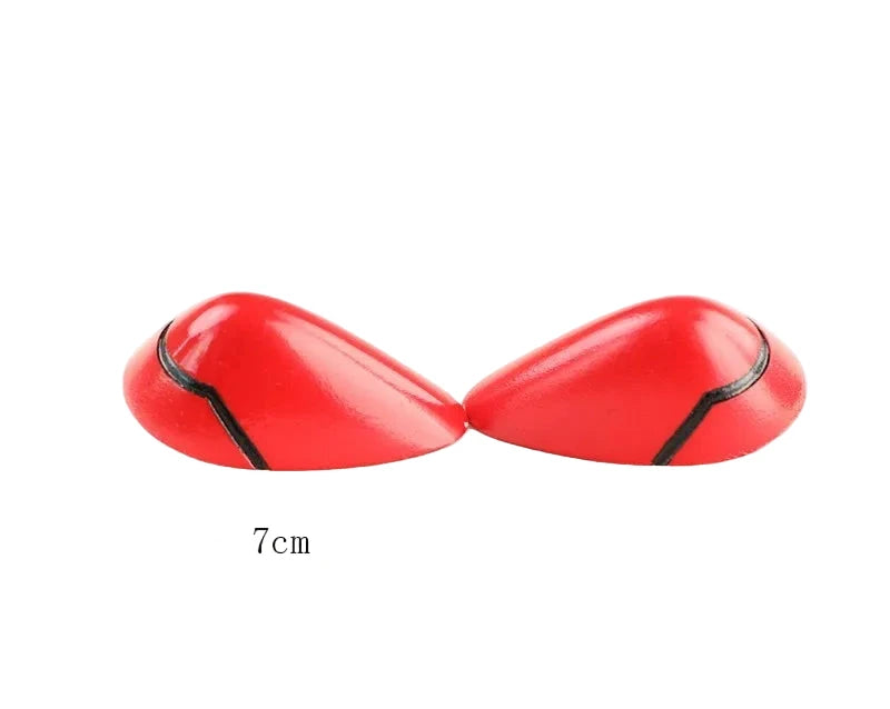 Red lip-shaped objects with black accents on a white background, labeled '7cm'.