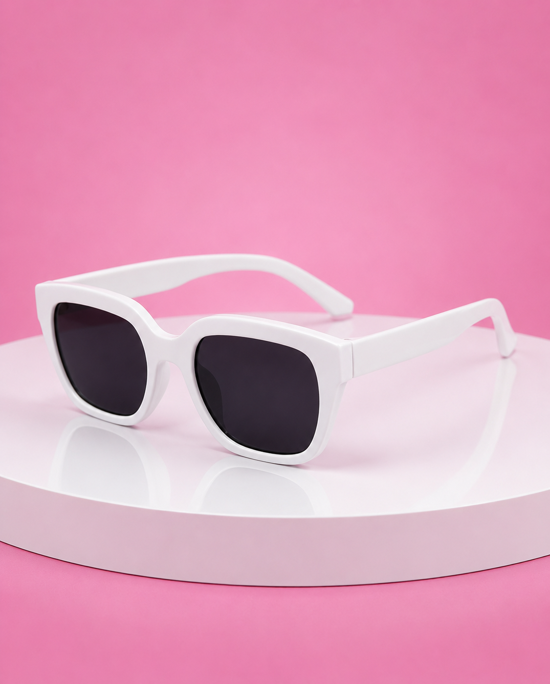 White fashion sunglasses for Brazilian Miku cosplay, ideal anime accessory for Hatsune Miku Brazil outfits, conventions and photoshoots.