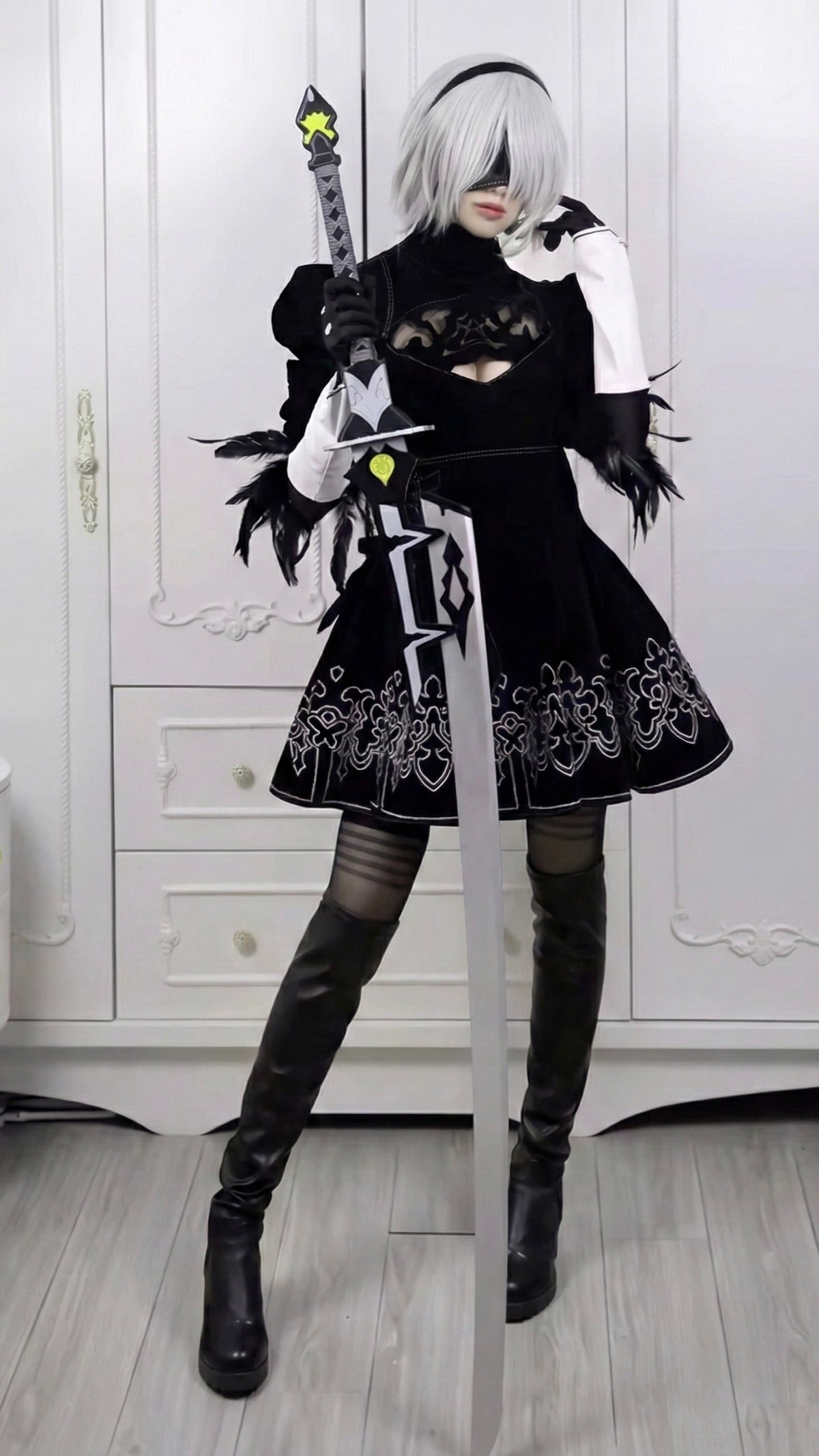 Model wearing black costume full body for Original NieR:Automata 2B Cosplay Costume