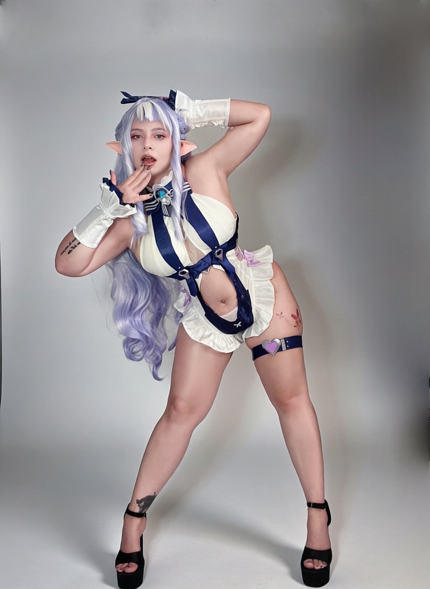 Front full-body view of Shiq Sama wearing the Vivian Zenless Zone Zero cosplay costume with wig, leg accessory and character styling.
