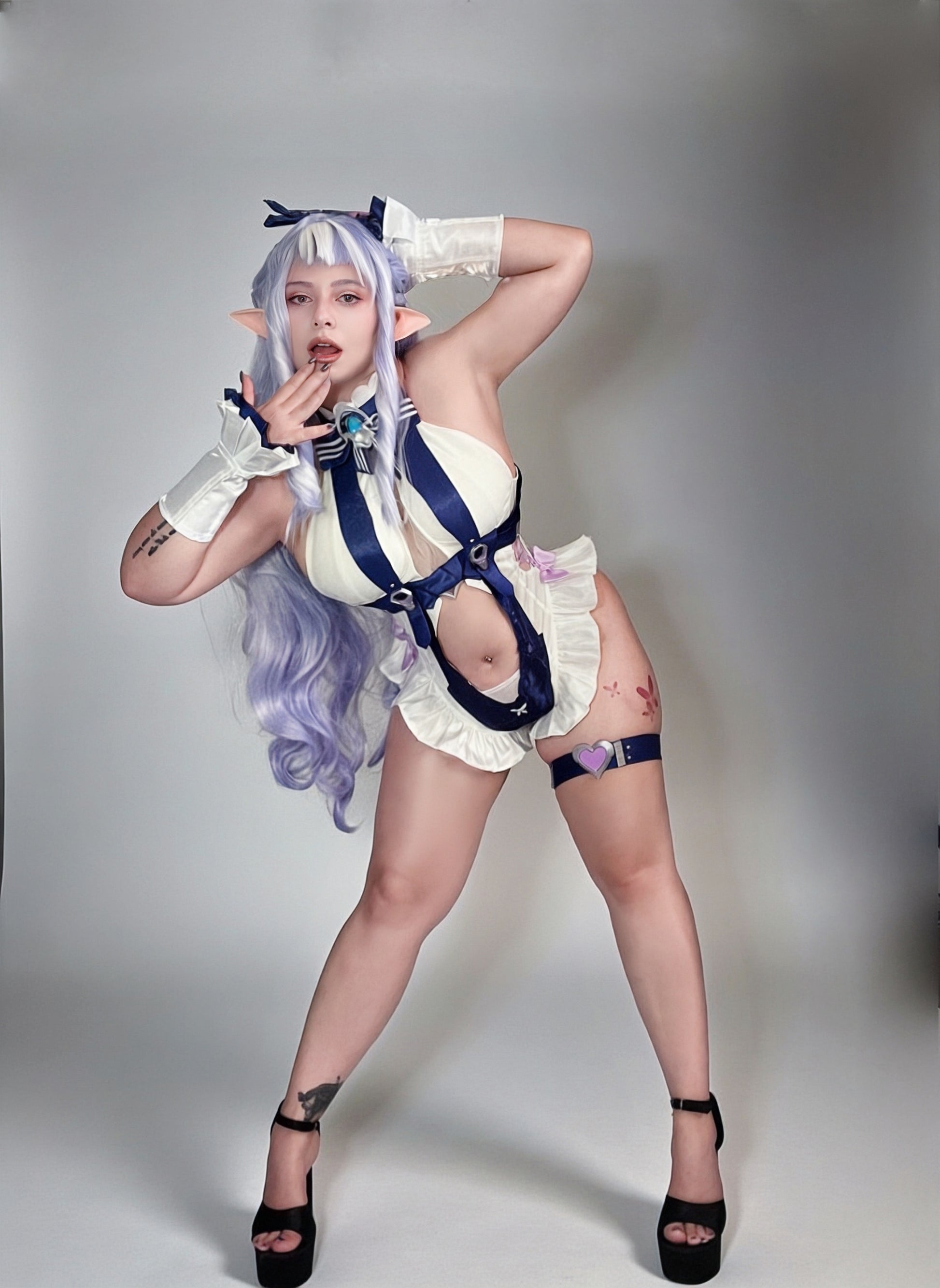 Front full-body view of Shiq Sama wearing the Vivian Zenless Zone Zero cosplay costume with wig, leg accessory and character styling.